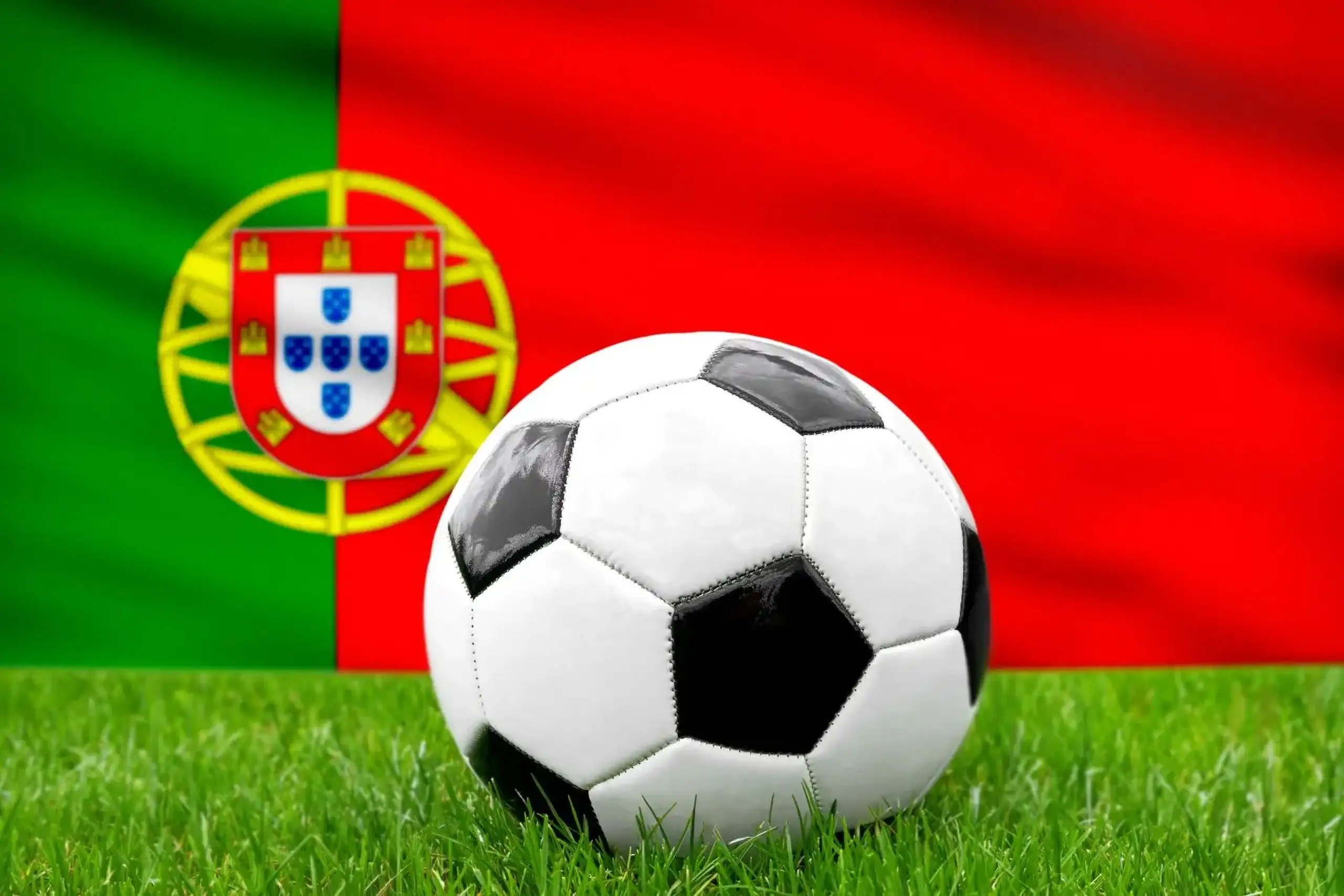 Portugal fußball bilder – fahne & nationalmannschaft 1 portugal fussball 1 Portugal fußball nationalmannschaft mit fußball vor portugiesischer flagge auf grünem rasen