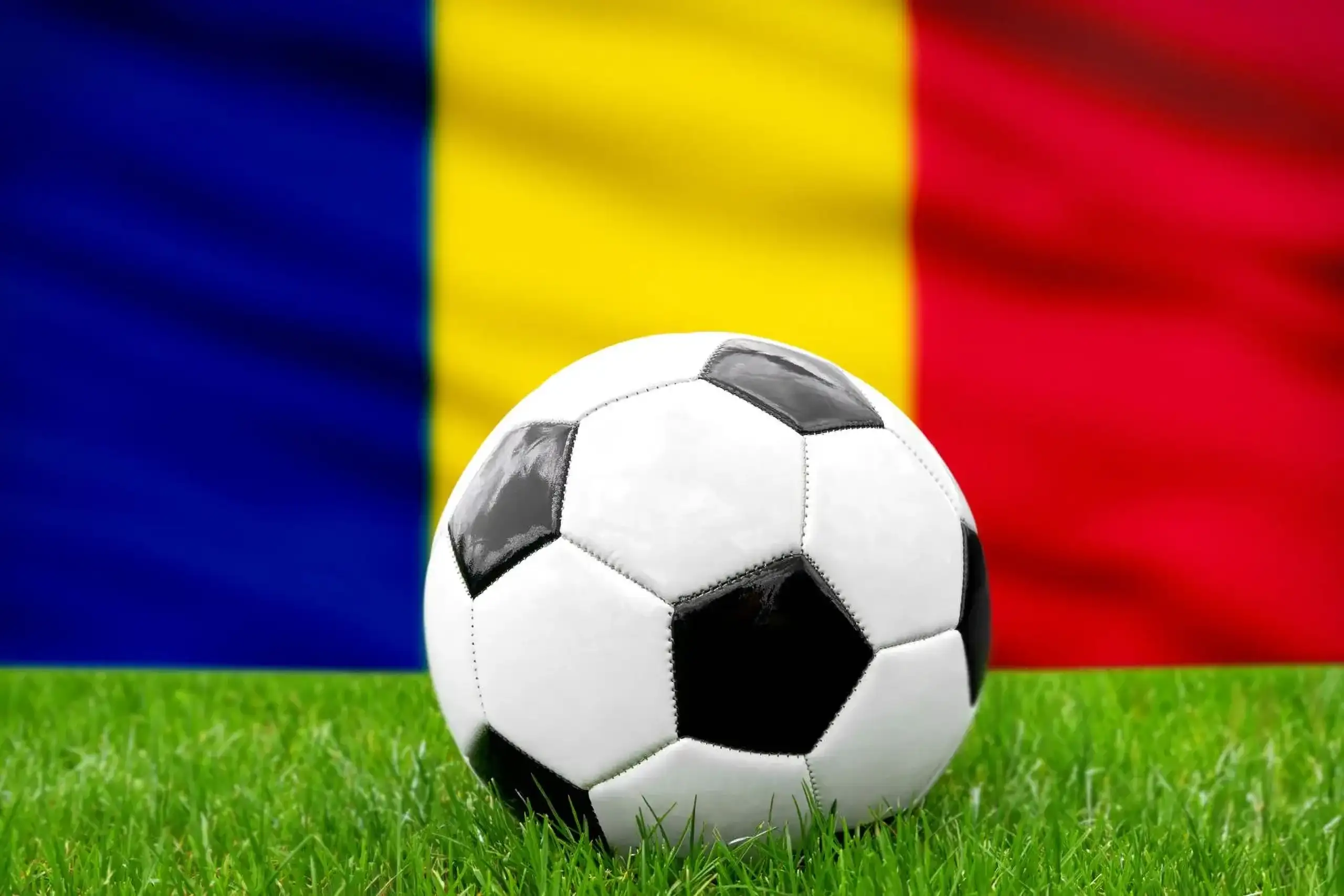 Rumänien fußball bilder – fahne & nationalmannschaft 1 rumaenien fussball 1 Rumänien fußball nationalmannschaft mit fußball vor rumänischer flagge auf grünem rasen