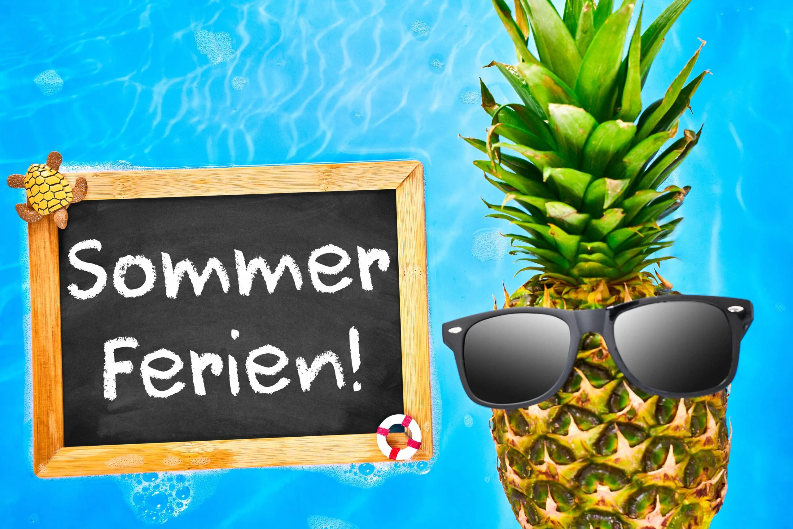Sommerferien tafel neben schwimmender ananas
