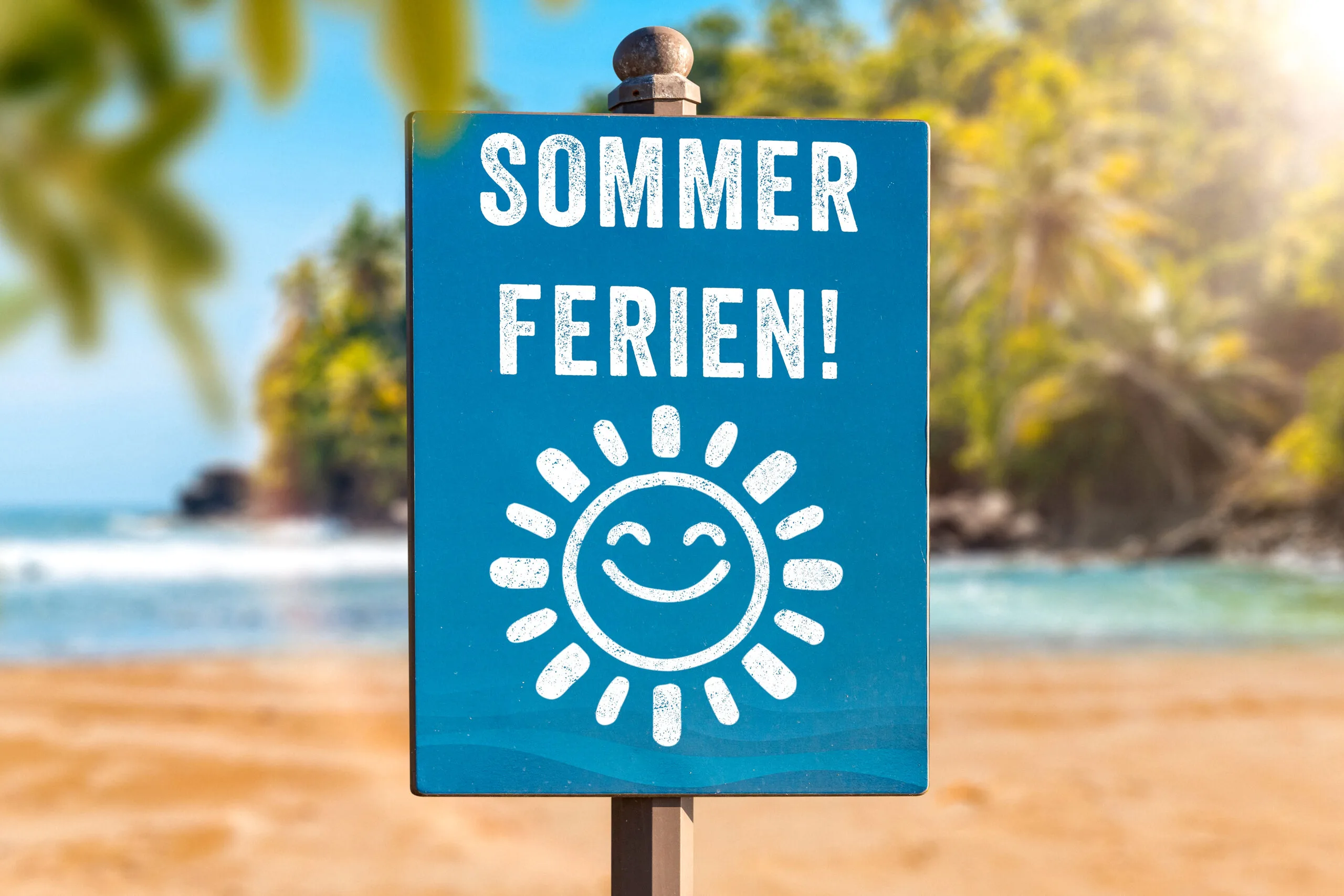 Sommerferien schild am strand