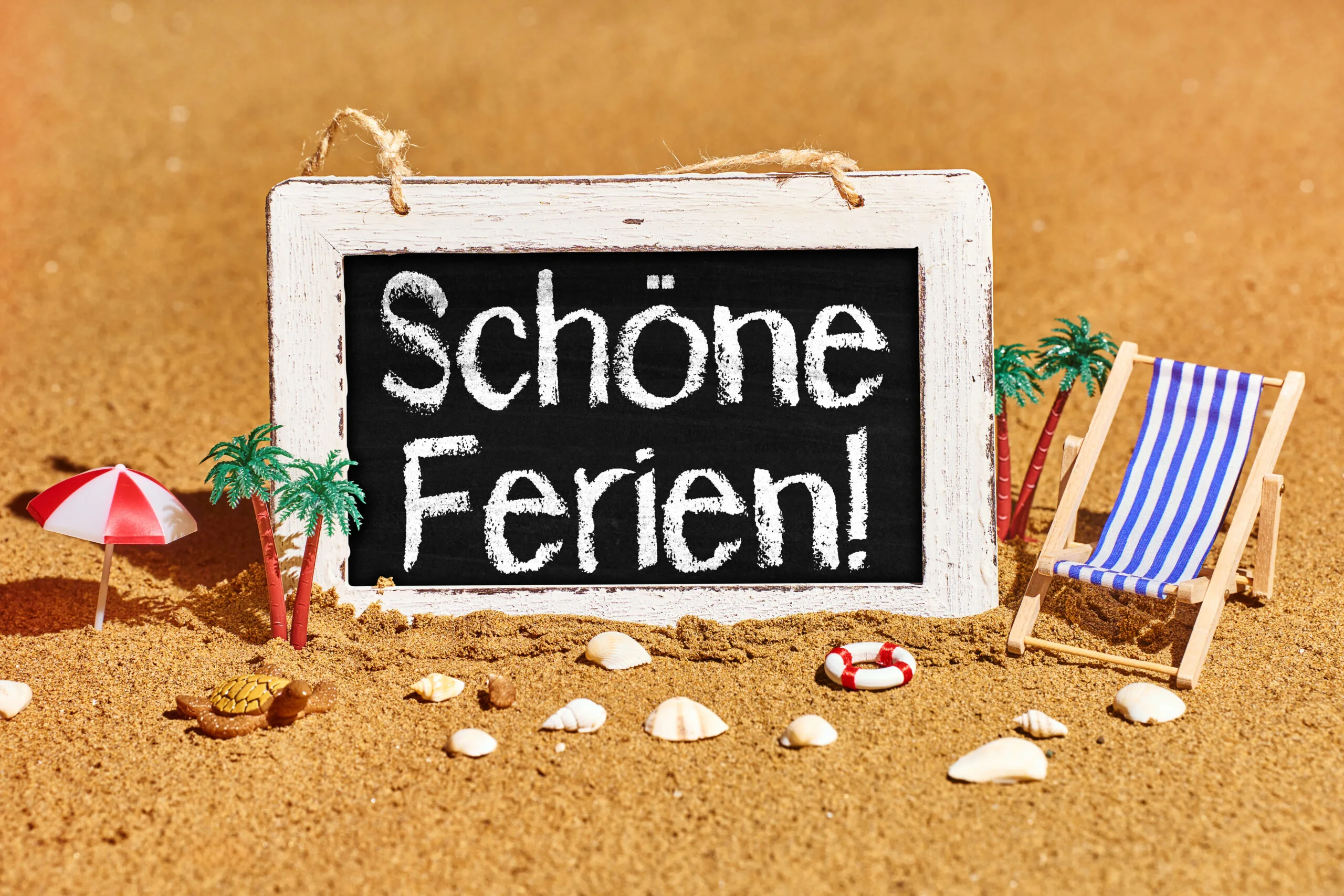 Sommerferien schild mit schrift: schöne ferien