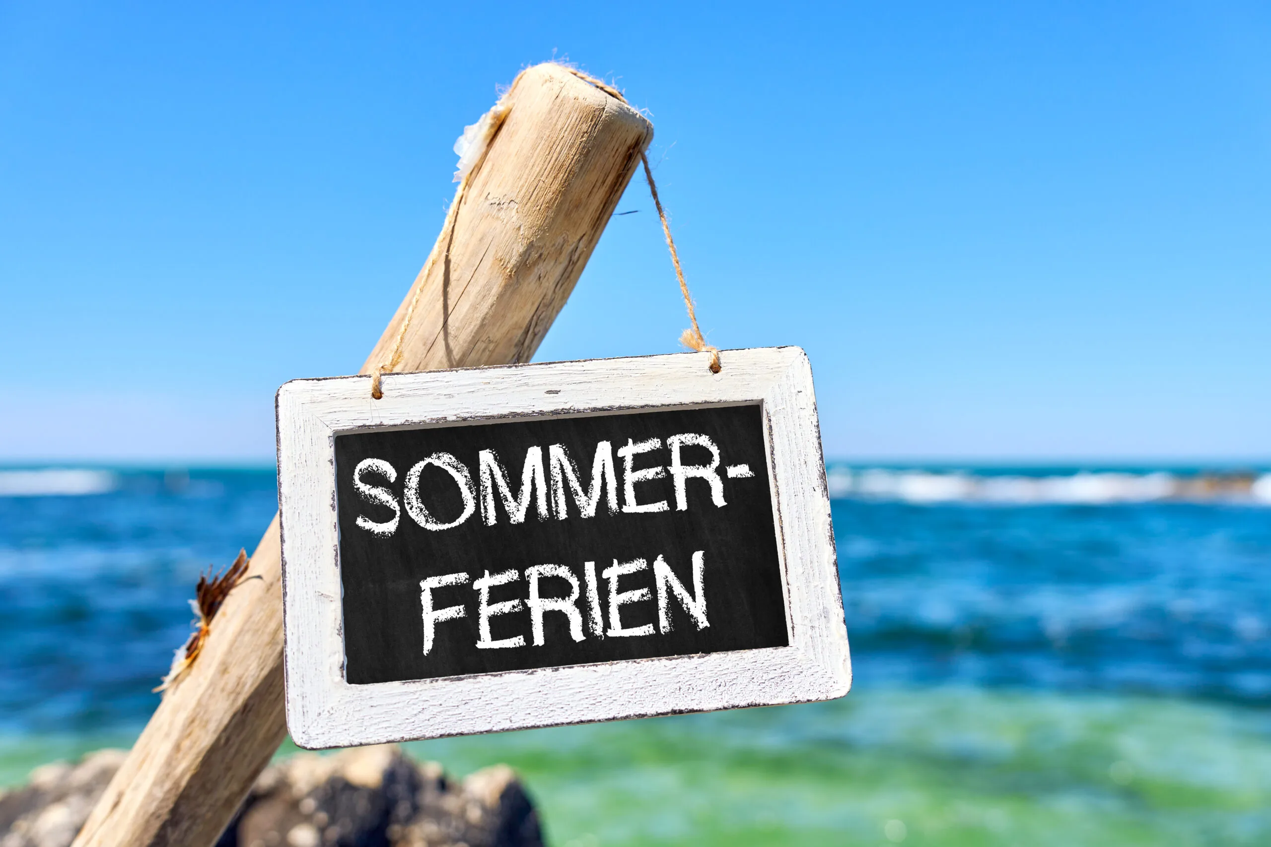Sommerferien schild vor wasser