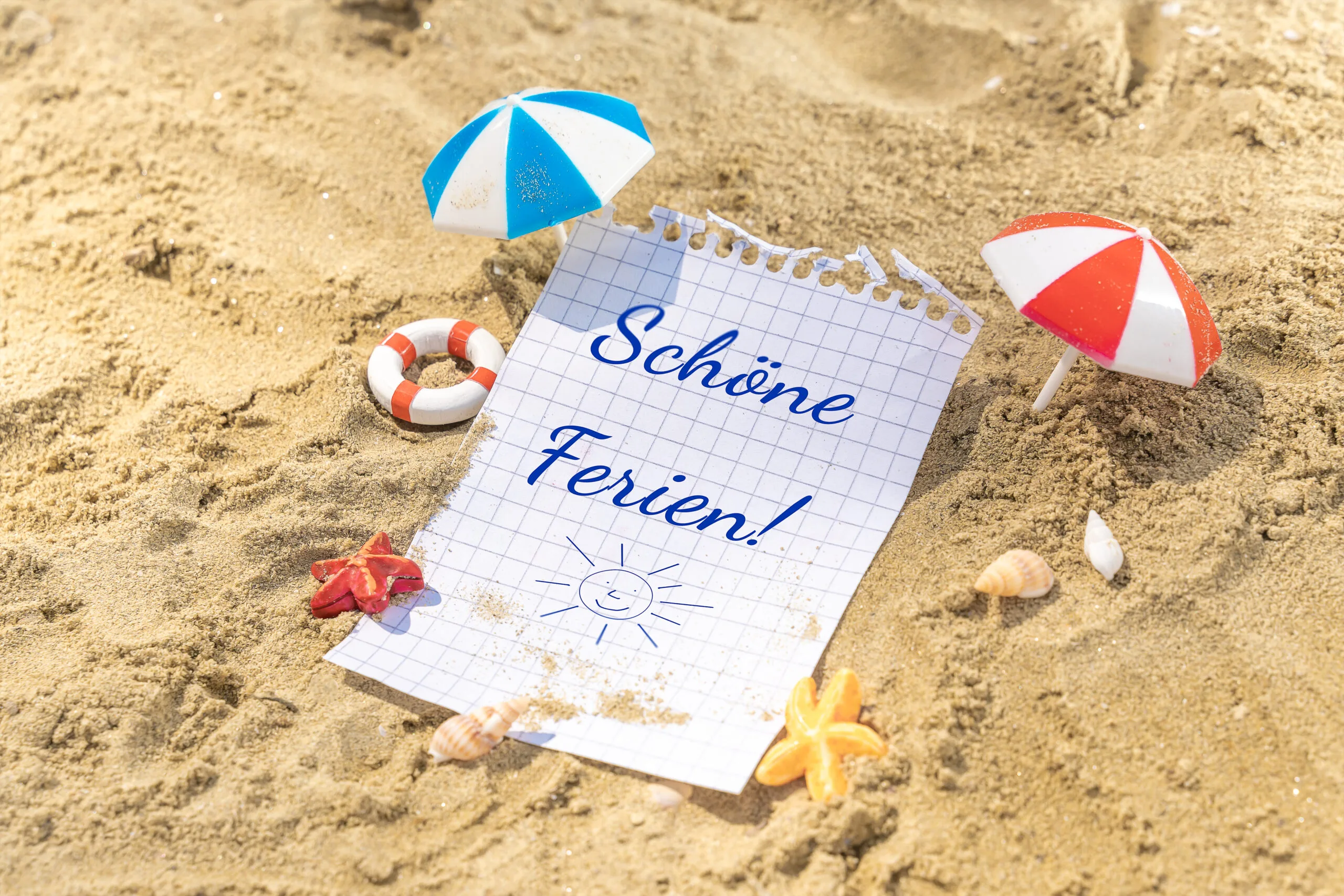 Sommerferien - liegeschirme und strand