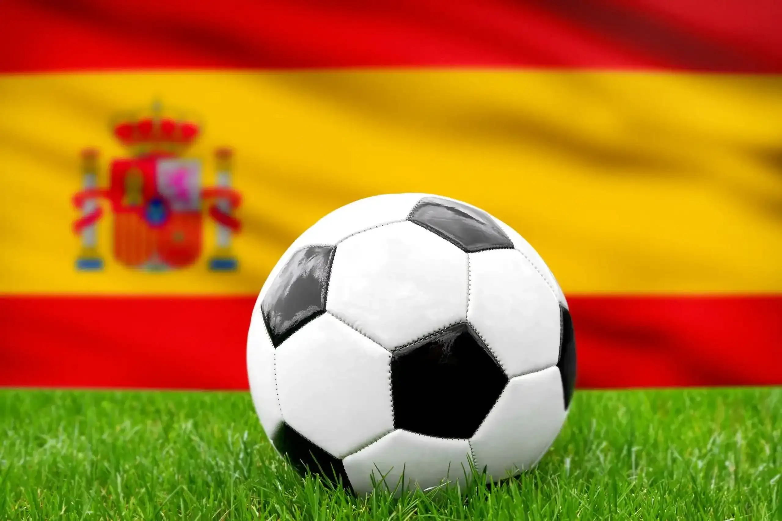 Spanien fußball bilder – fahne & nationalmannschaft 1 spanien fussball 1 Spanien fußball nationalmannschaft mit fußball vor spanischer flagge auf grünem rasen