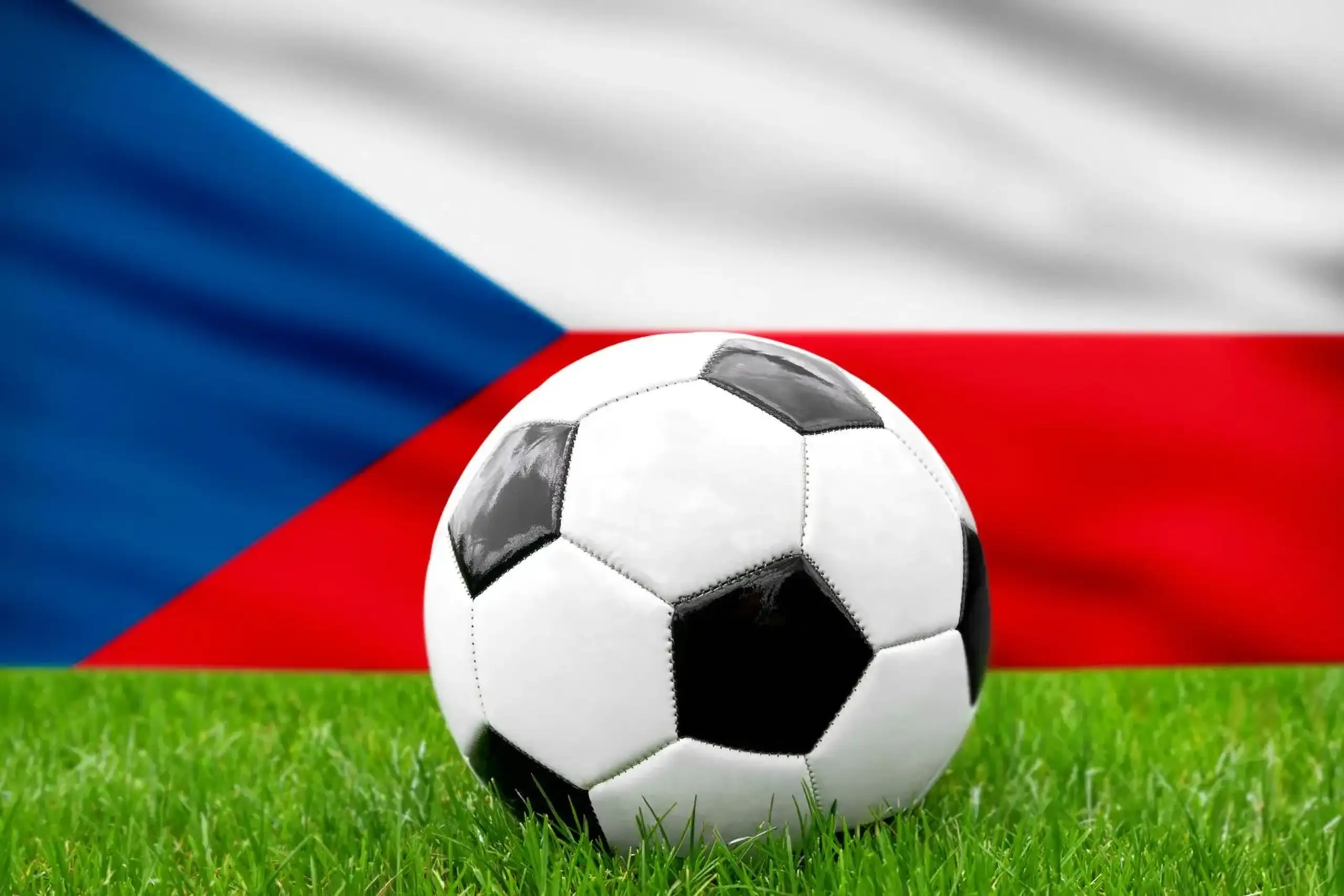 Tschechien fußball nationalmannschaft mit fußball vor tschechischer flagge auf grünem rasen
