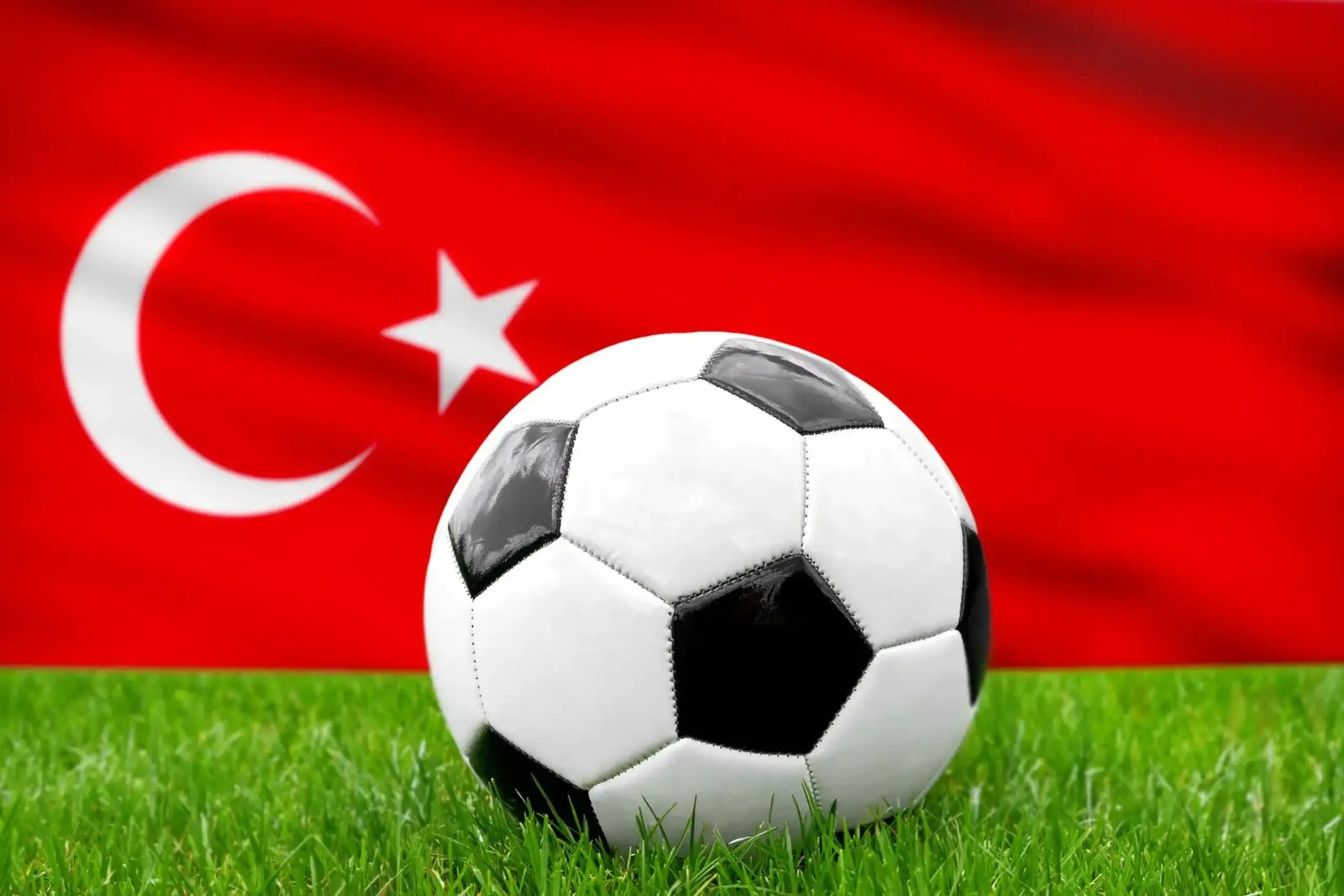 Türkei fußball bilder – fahne & nationalmannschaft 1 tuerkei fussball 1 Türkei fußball nationalmannschaft mit fußball vor türkischer flagge auf grünem rasen