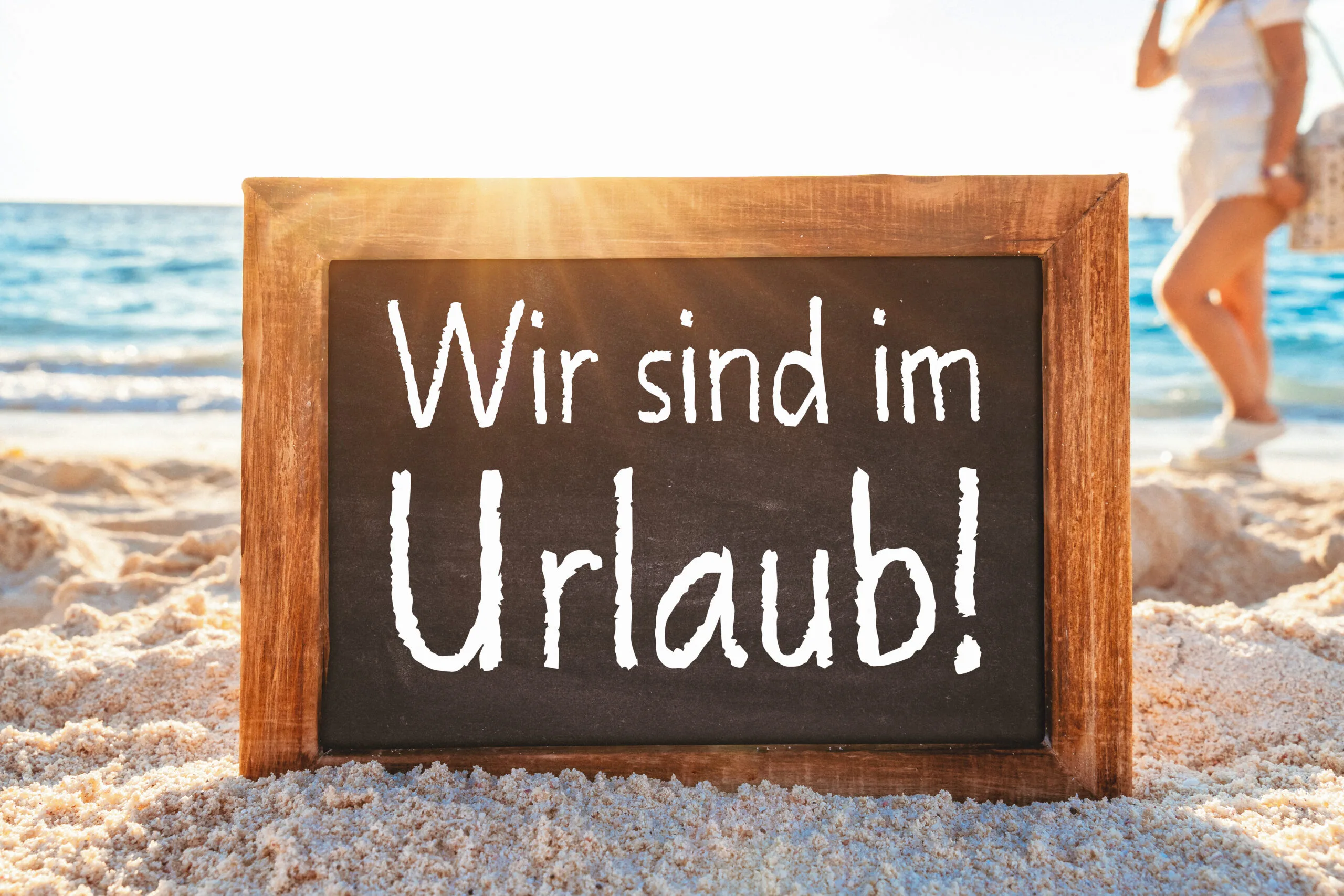 Wir sind im urlaub tafel am strand
