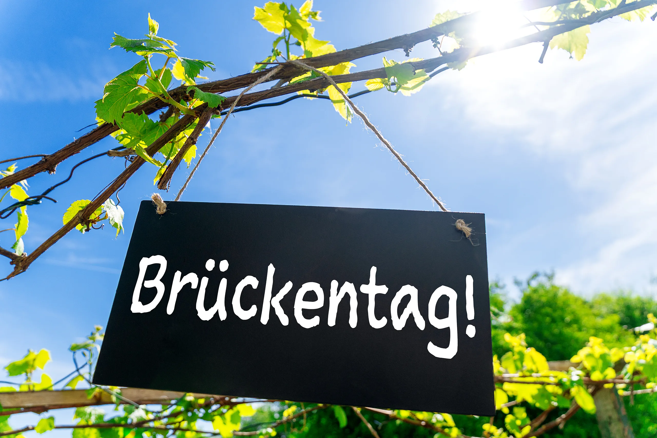 Schwarzes schild mit der aufschrift: brückentag!