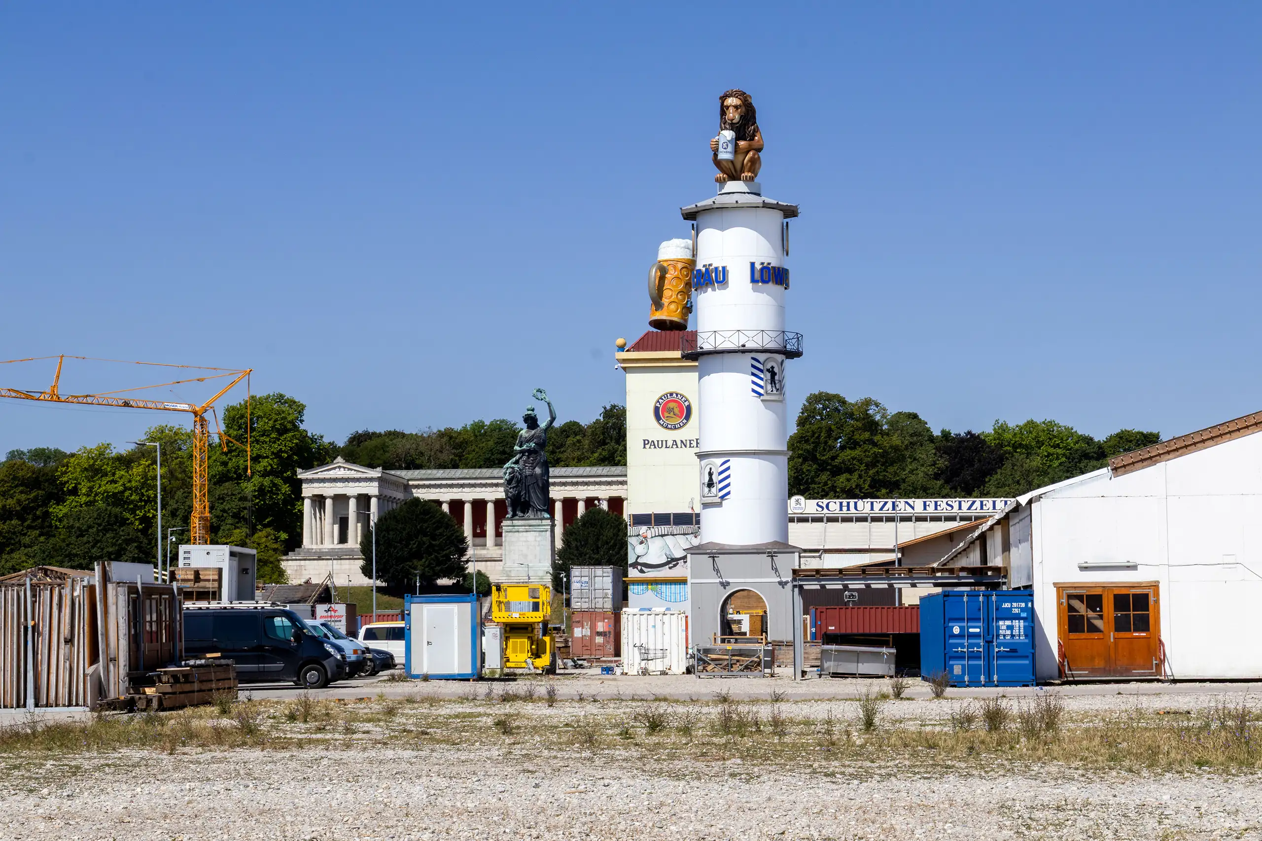 Türme des löwenbräu- und paulaner-festzelts beim oktoberfest-aufbau vor bavaria und ruhmeshalle