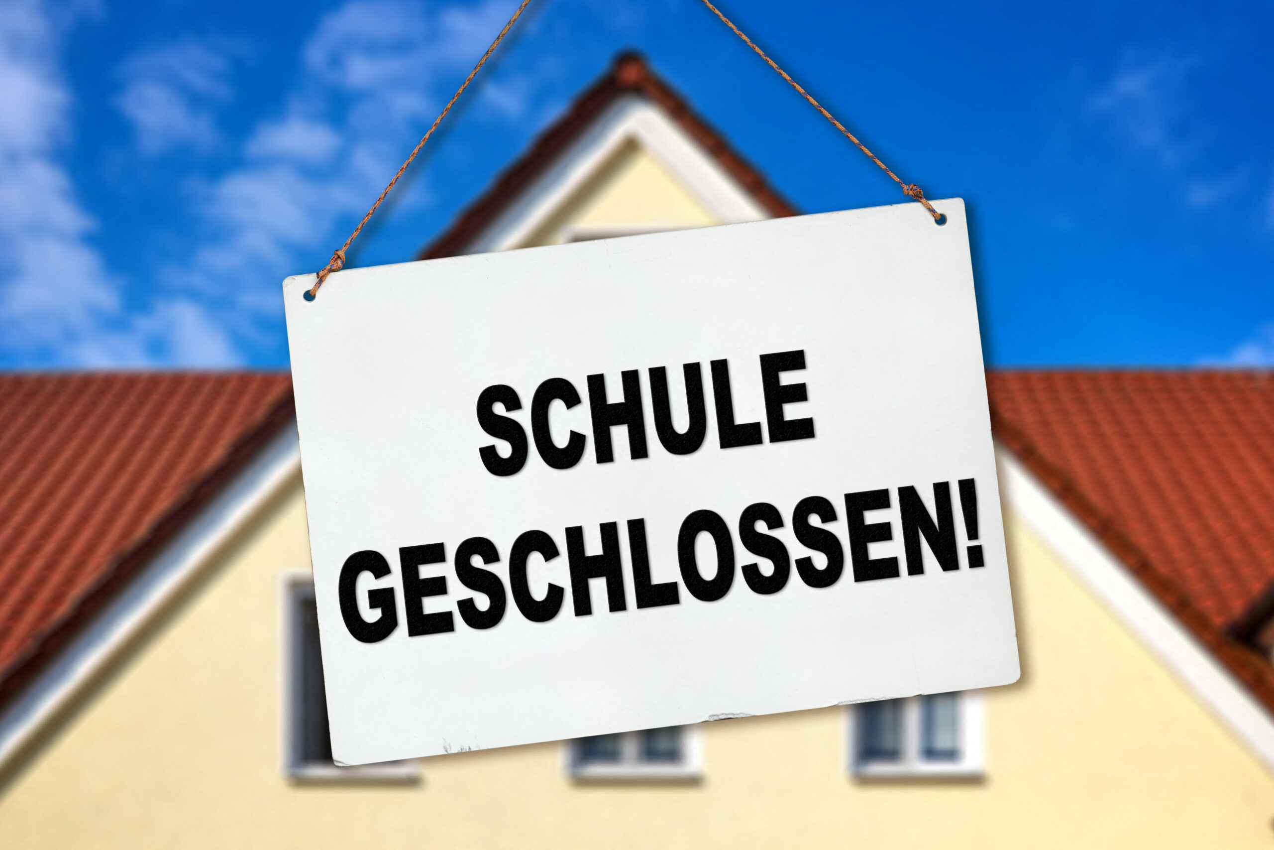 Schule geschlossen! Schild vor schule
