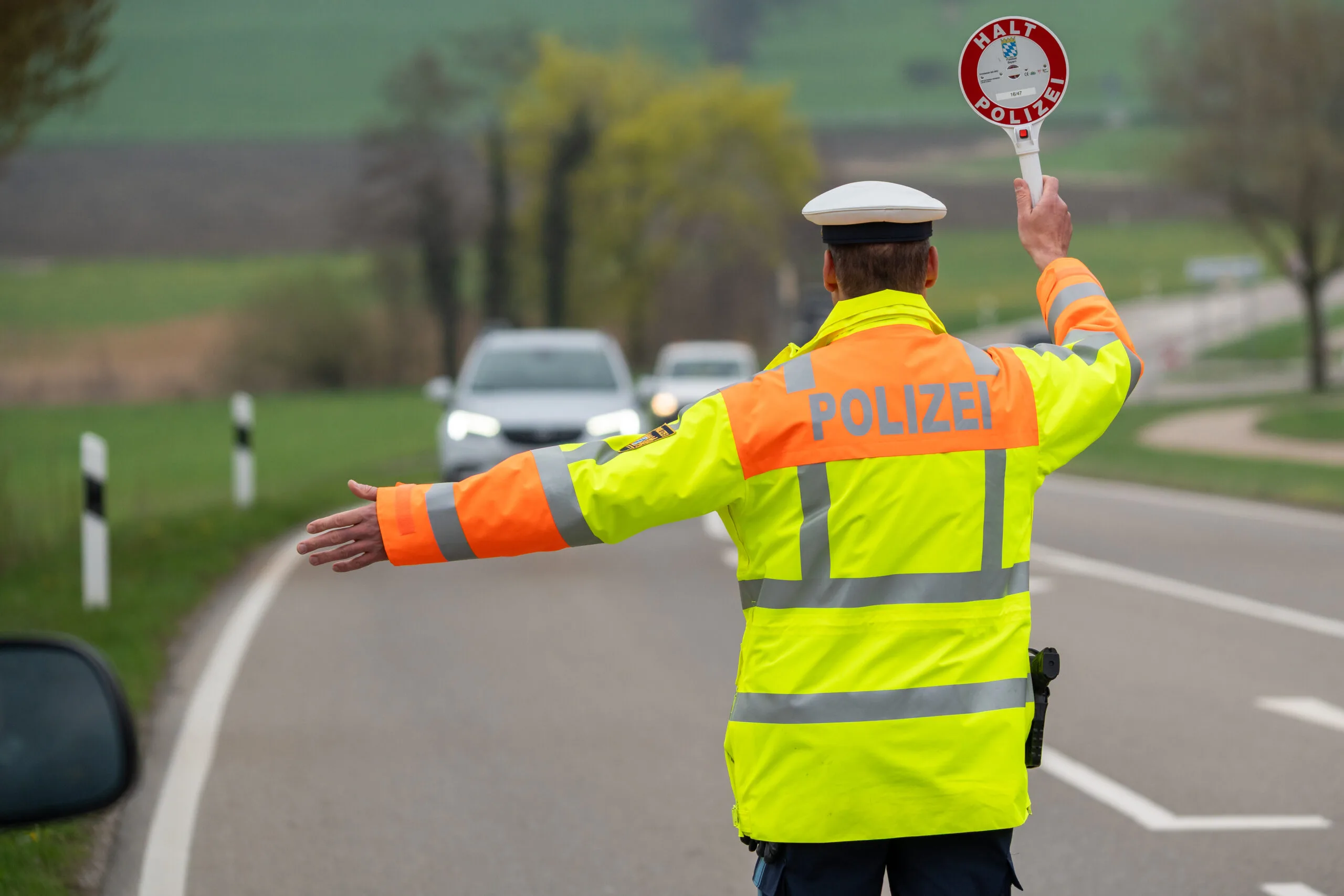 Polizeikontrolle auf landstraße in bayern – verkehrskontrolle und tempomessung