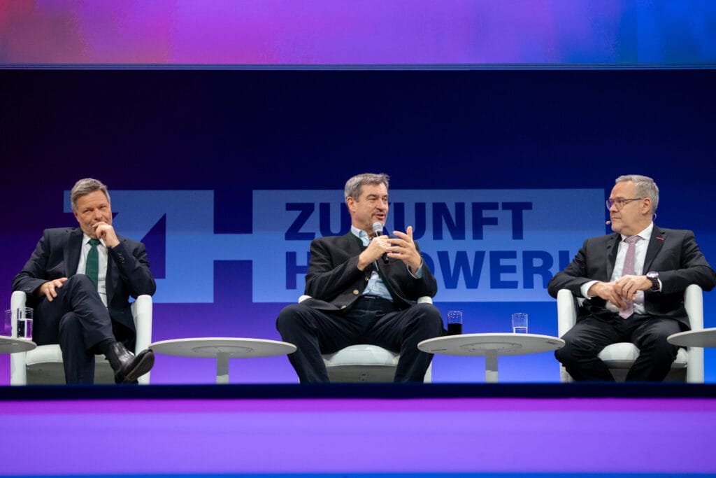 Politische eiszeit in münchen: söder und habeck eröffnen „zukunft handwerk“ 3 zkunft handwerk 1 Dr. Robert habeck (bündnis 90, die grünen), dr. Markus söder (ministerpräsident bayern, csu) und jörg dittrich (präsident, zentralverband des deutschen handwerks) bei der messe zukunft handwerk im icm der messe münchen